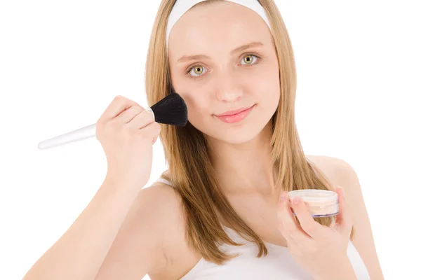 Cuidados faciais adolescente mulher aplicar pó com escova — Fotografia de Stock