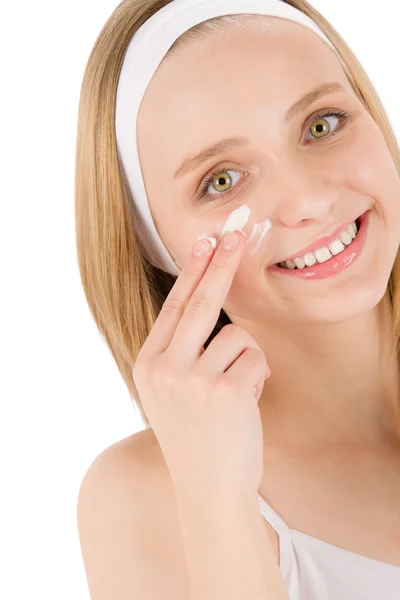 Cuidados faciais adolescente mulher aplicar creme — Fotografia de Stock