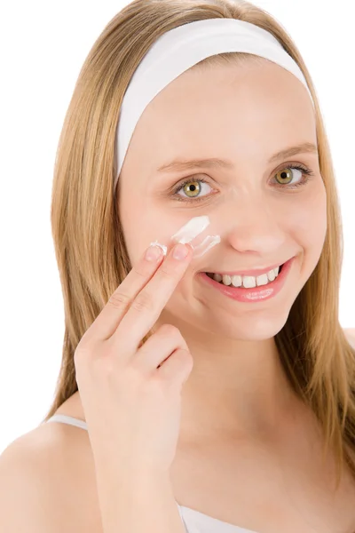 Cura del viso adolescente donna applicare la crema — Foto Stock