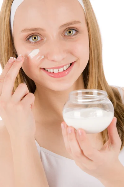 Soins du visage adolescent femme appliquer la crème — Photo