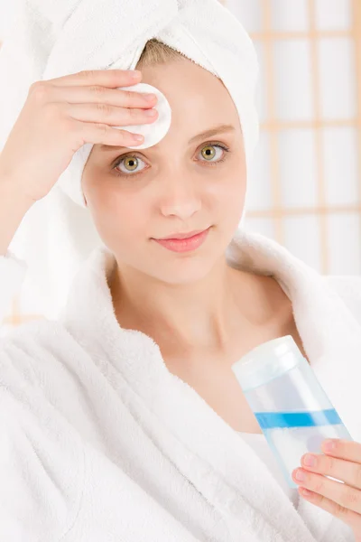 Akné péče o pleť dospívající žena čištění kůže — Stock fotografie