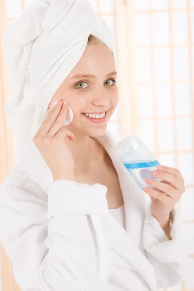 Acne Gelaatsverzorging tiener vrouw schone huid — Stockfoto