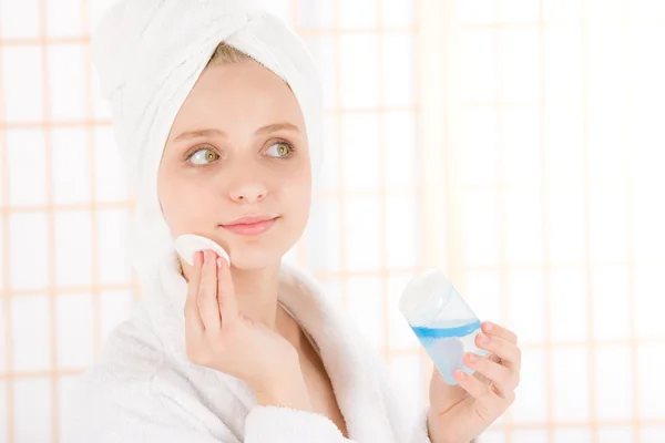 Acne Gelaatsverzorging tiener vrouw schone huid — Stockfoto
