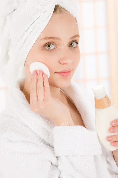Trądzik pielęgnacji twarzy nastolatek kobiety czystej skóry — Zdjęcie stockowe