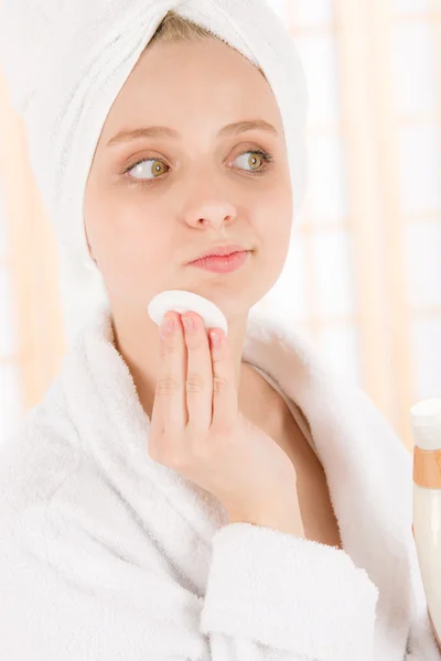 Akné péče o pleť dospívající žena čištění kůže — Stock fotografie