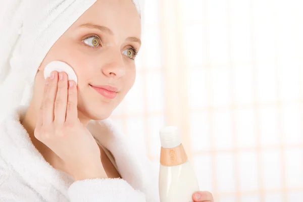 Acne ansiktsvård tonåring kvinna ren hud — Stockfoto