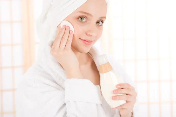 Прищі догляд за обличчям жінка-підліток чиста шкіра — стокове фото