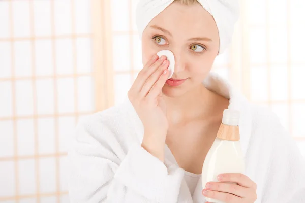 Trądzik pielęgnacji twarzy nastolatek kobiety czystej skóry — Zdjęcie stockowe