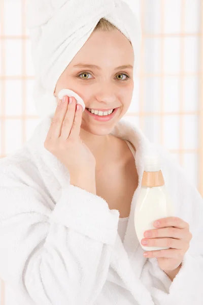 Akne Gesichtspflege Teenager Frau saubere Haut — Stockfoto