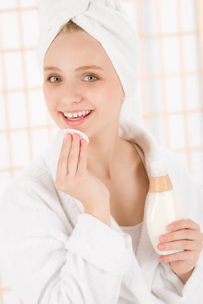 여드름 페이셜 케어 십 대 여 자가 깨끗 한 피부 — 스톡 사진