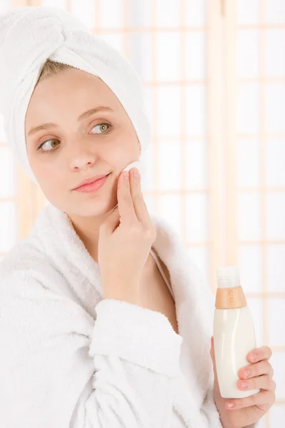 Acne ansiktsvård tonåring kvinna ren hud — Stockfoto