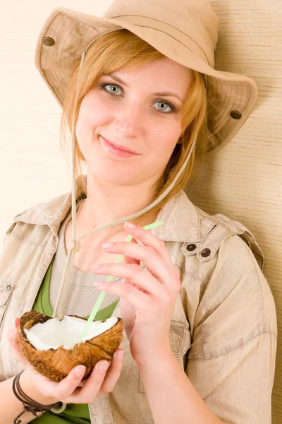 Safari mujer joven beber paja de coco — Foto de Stock