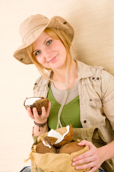 Safari glückliche junge Frau mit Kokosnuss — Stockfoto