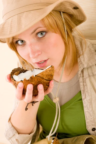 野生动物园快乐的年轻女人喝椰子 — 图库照片