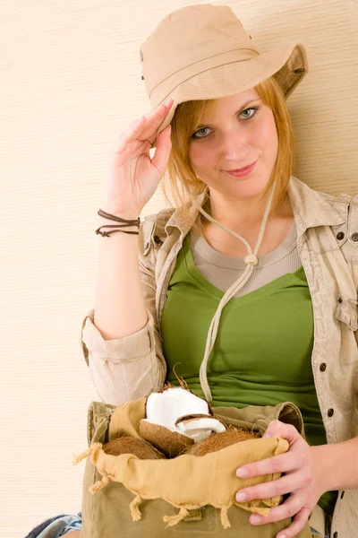 가방 가득 코코넛 사파리 젊은 여자 — 스톡 사진