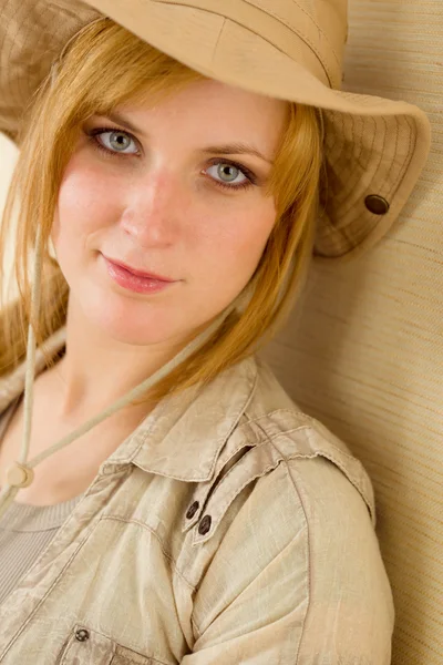 Safari jovem mulher com chapéu tropical — Fotografia de Stock