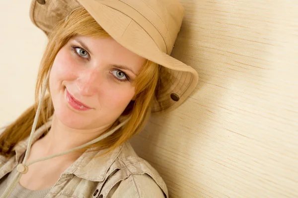 Safari mujer joven con sombrero tropical —  Fotos de Stock