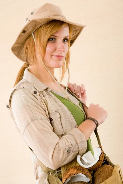 Safari mujer joven con sombrero tropical — Foto de Stock