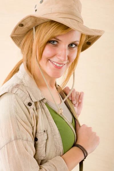 Safari mladá žena nosí klobouk — Stock fotografie