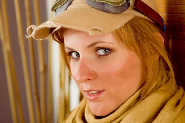 Genç kadın pilot gözlüğü ile yüz güneşten yanmış. — Stok fotoğraf