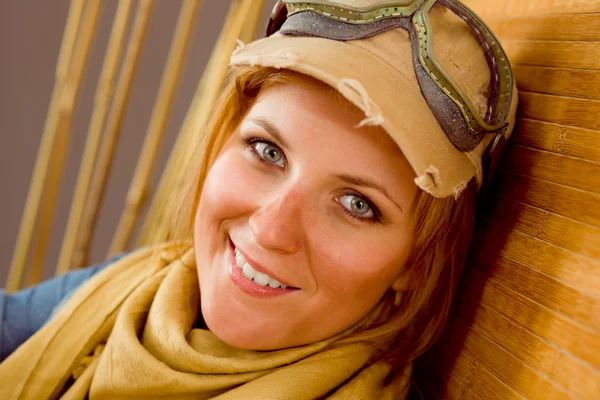Młoda kobieta opalony twarz z pilota gogle — Zdjęcie stockowe