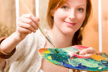 renk paleti genç kadın arka plan portresi