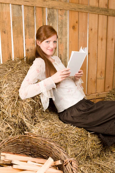 Молодая романтичная женщина читала книгу в сарае — стоковое фото