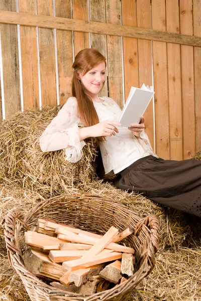 Jeune femme romantique lire le livre dans la grange — Photo