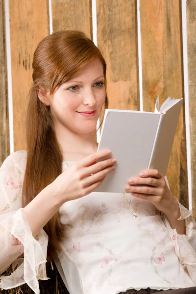 Jonge romantische vrouw in schuur lezen van boek — Stockfoto