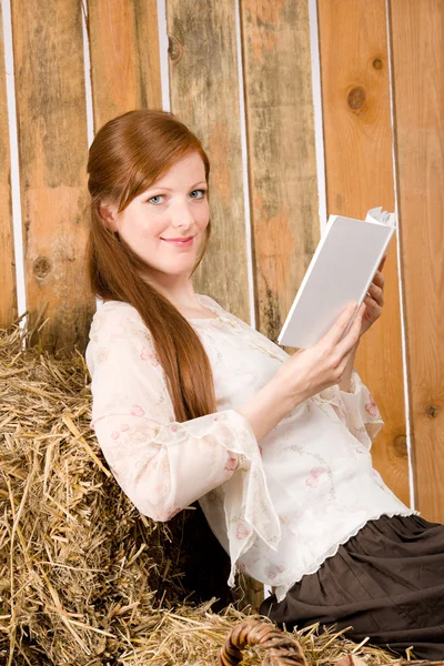 Młoda kobieta romantyczna w stodole posiadać książki — Zdjęcie stockowe
