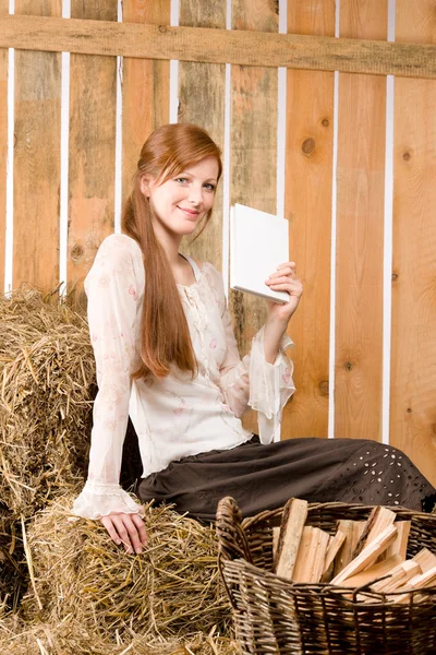 Молодая романтичная женщина читала книгу в сарае — стоковое фото