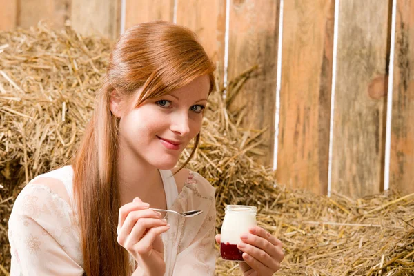 Giovane donna sana con paese yogurt naturale — Foto Stock