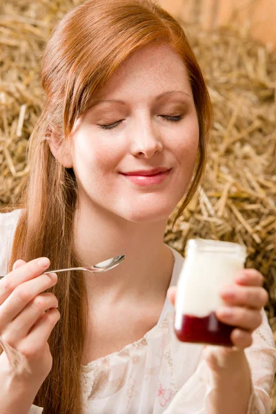 Jonge gezonde vrouw met natuurlijke yoghurt land — Stockfoto