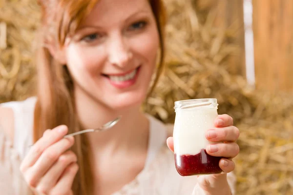 Ung frisk kvinna njuta av naturlig yoghurt land — Stockfoto