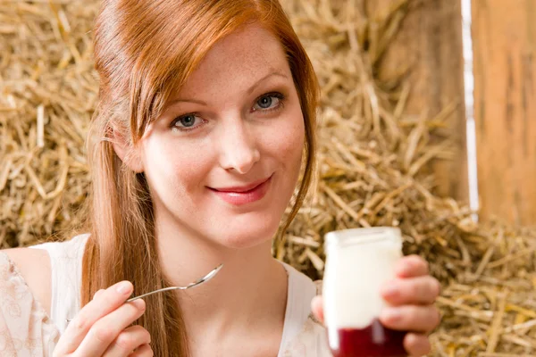 Joven mujer sana disfrutar de yogur natural país — Foto de Stock