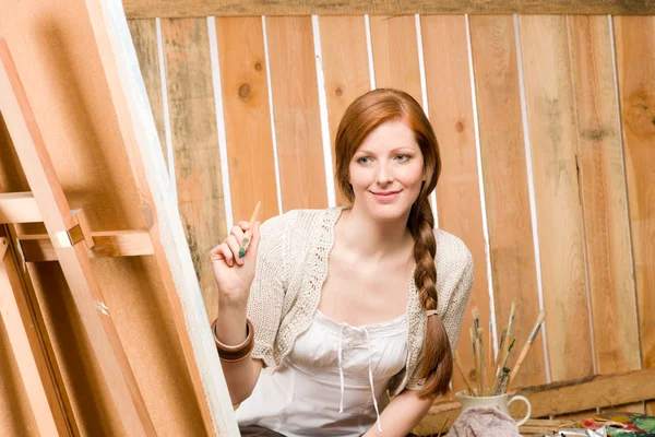 Röd-hår romantisk kvinna i ladan målning land — Stockfoto