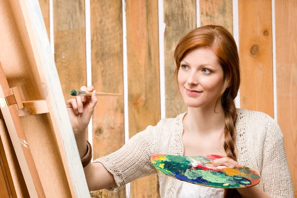 Röd-hår romantisk kvinna i ladan målning land — Stockfoto
