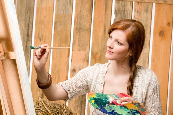 Mulher romântica de cabelo vermelho no país de pintura de celeiro — Fotografia de Stock