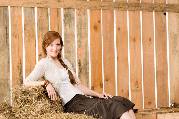 Mujer joven y romántica sentada en un granero de heno —  Fotos de Stock