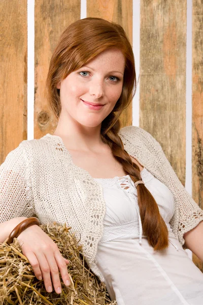 Romantique jeune femme assise sur une grange de foin — Photo