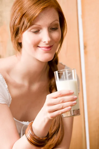 Mujer joven beber vaso de leche natural — Foto de Stock