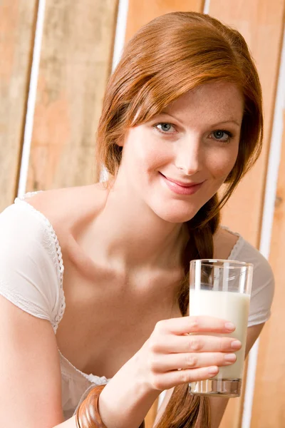 Młoda kobieta napój mleko naturalne kraju zdrowy — Zdjęcie stockowe