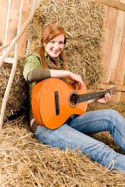 Kobieta młody kraj z gitara w stodole — Zdjęcie stockowe