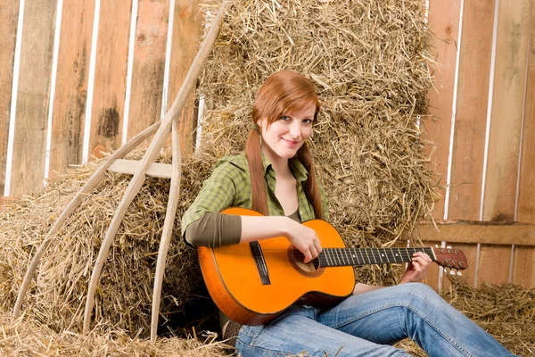 Giovane donna di campagna suonare la chitarra in fienile — Foto Stock