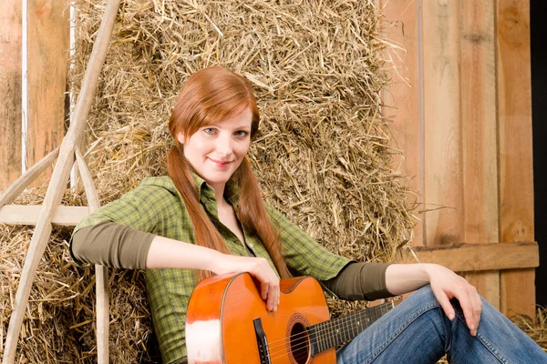 Joven mujer country tocando la guitarra en el granero —  Fotos de Stock