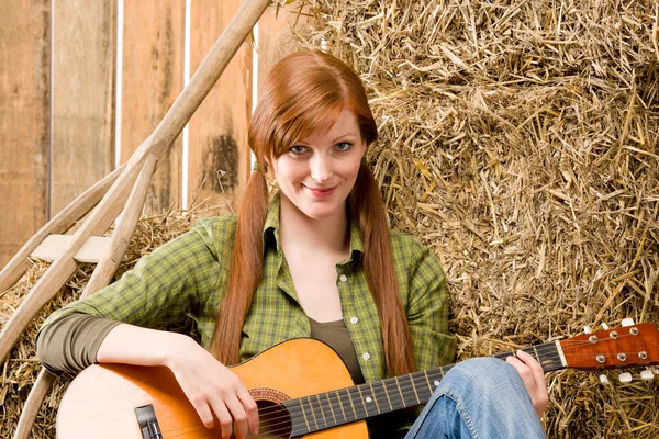 Νέα χώρα γυναίκα που παίζει κιθάρα σε αχυρώνα — Φωτογραφία Αρχείου