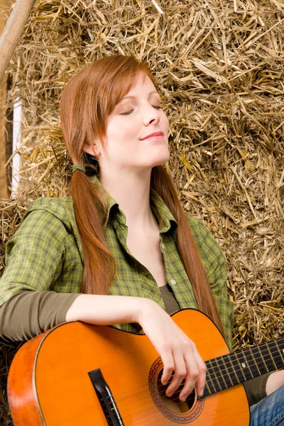 Νέα χώρα γυναίκα χαλαρώσετε με κιθάρα — Φωτογραφία Αρχείου