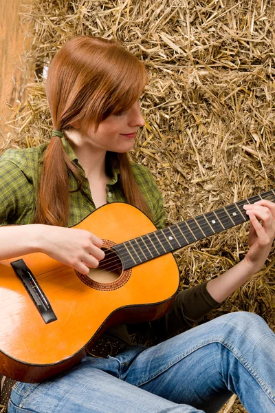Νέα χώρα γυναίκα που παίζει κιθάρα σε αχυρώνα — Φωτογραφία Αρχείου