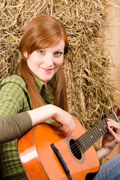 Jeune femme de la campagne jouant de la guitare dans la grange — Photo