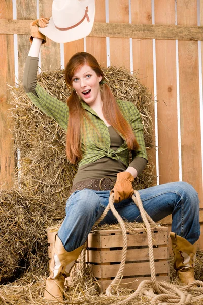 Őrült fiatal cowgirl lovaglás vidéki stílusú — Stock Fotó